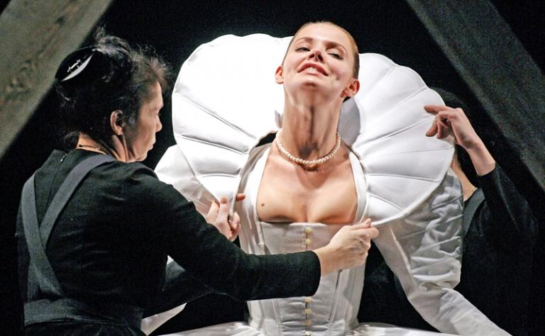 На фото: студентка Академии театрального искусства Елизавета Боярская в роли Гонерильи на сцене Малого Драматического театра во время предпремьерного прогона спектакля &laquo;Король Лир&raquo; 