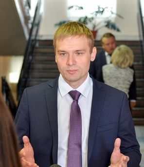 На фото: кандидат в губернаторы Республики Хакасия от КПРФ Валентин Коновалов после первой сессии нового седьмого созыва республиканского парламента, 2018