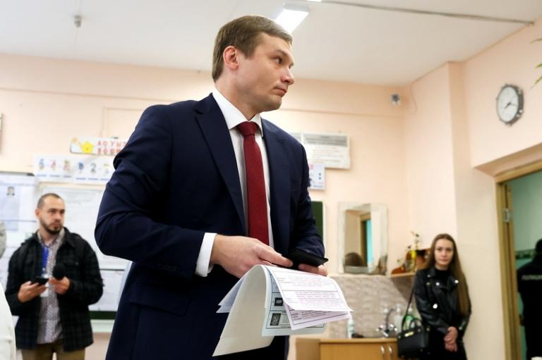 На фото: глава Хакасии Валентин Коновалов во время голосования на избирательном участке №9, 2023 год.