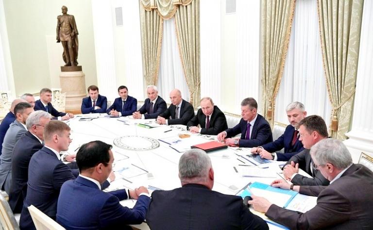Президент России Владимир Путин во время встречи с губернаторами и главами угледобывающих субъектов России. Глава Республики Хакасия Валентин Коновалов на фото слева, 2019 год.