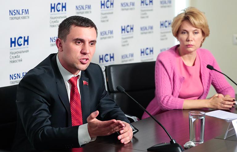 На фото: депутат Саратовской областной думы Николай Бондаренко и врач-диетолог Лидия Ионова во время пресс-конференции