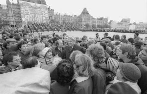 На фото: кандидат в члены Политбюро ЦК КПСС, первый секретарь МГК КПСС Борис Ельцин беседует с москвичами на Красной площади во время Дня города, 1987