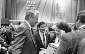 На фото: председатель Верховного Совета РСФСР Борис Ельцин (слева) среди делегатов Съезда, 1990