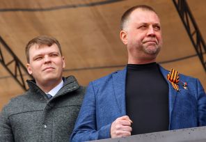 На фото: глава Союза добровольцев Донбасса (СДД) Александр Бородай (справа) во время праздничного шествия в честь Дня республики, 2021