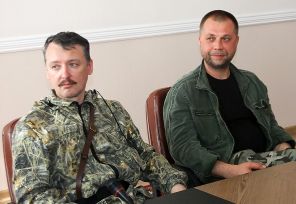 На фото: Игорь Стрелков и Александр Бородай (слева направо) во время пресс-конференции