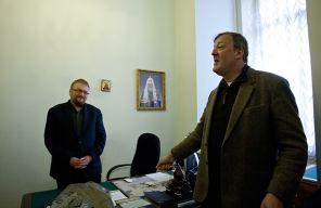 На фото: английский актер, писатель Стивен Фрай и депутат Законодательного собрания Санкт-Петербурга Виталий Милонов (слева)