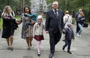 На фото: Виталий Милонов и его жена Ева (вторая слева) с детьми