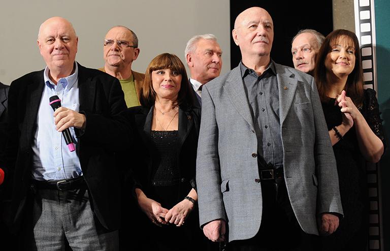 На фото: кинодраматург Аркадий Инин, актеры Эммануил Виторган (слева направо), Наталья Варлей, Леонид Куравлев, актриса Светлана Аманова (слева направо на первом плане) на вечере "Гайдай всегда Гайдай!", посвященном 90-летию режиссера Леонида Гайдая, в Доме кино. Фото ИТАР-ТАСС/