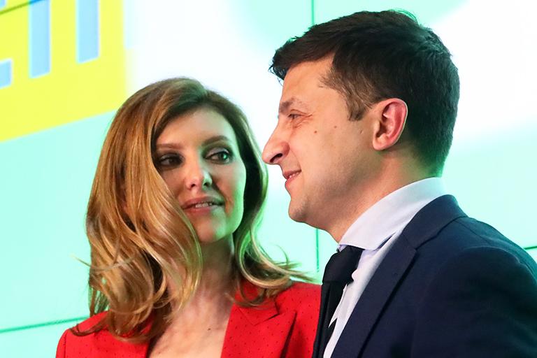 На фото: кандидат на пост президента Украины Владимир Зеленский и его супруга Елена Кияшко в предвыборном штабе после первого тура голования на выборах президента Украины, 31 марта 2019 года