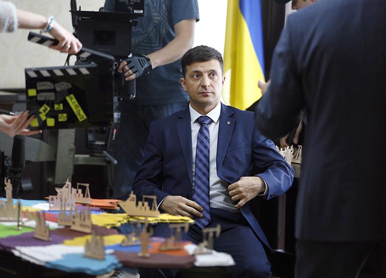 На фото: кандидат в президенты Украины актер и шоумен Владимир Зеленский на съемочной площадке. Зеленский возглавляет президентский рейтинг на Украине, о чем свидетельствуют данные опросов общественного мнения. Второе и третье места занимают Петр Порошенко и Юлия Тимошенко