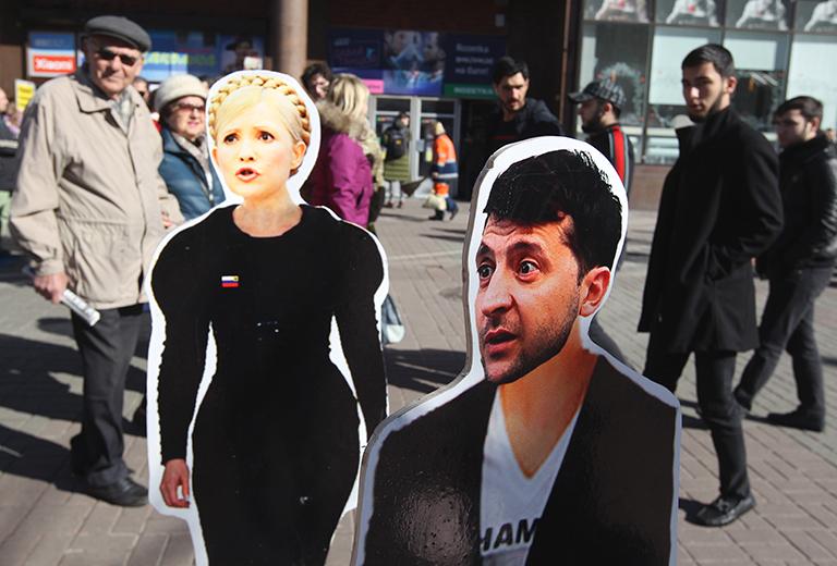 На фото: ростовые фигуры кандидатов в президенты Украины Юлии Тимошенко и Владимира Зеленского, установленные группой активистов на одной из улиц города в преддверии президентских выборов, 2019 год