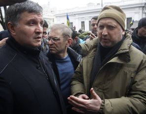 На фото: временный глава МВД Арсен Аваков и спикер Верховной Рады Александр Турчинов (слева направо), 2014