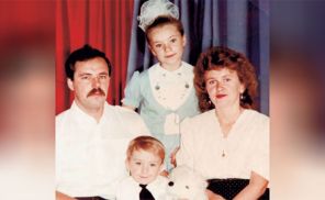 На фото: Александр Петров с родителями и сестрой.