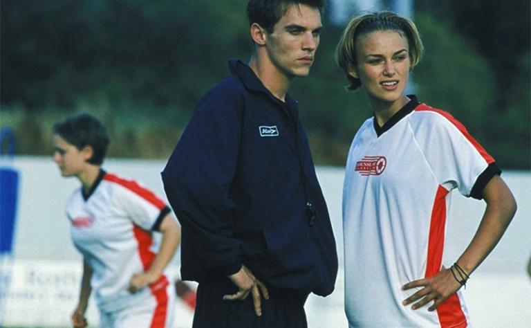 На фото: Кира Найтли в фильме &laquo;Играй как Бекхэм&raquo; 