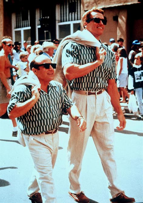 На фото: Денни Де Вито и Арнольд Шварценеггер в фильме «Близнецы» (1988) 