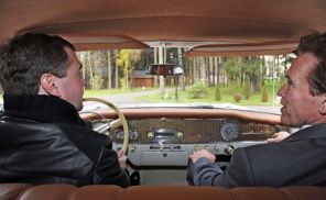 На фото: Дмитрий Медведев и губернатор Калифорнии Арнольд Шварценеггер (слева направо)
