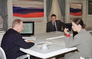 На фото: Владимир Путин после прямого эфира беседует с ведущими телеканалов Екатериной Андреевой (ОРТ) и Сергеем Брылевым (РТР), 2001