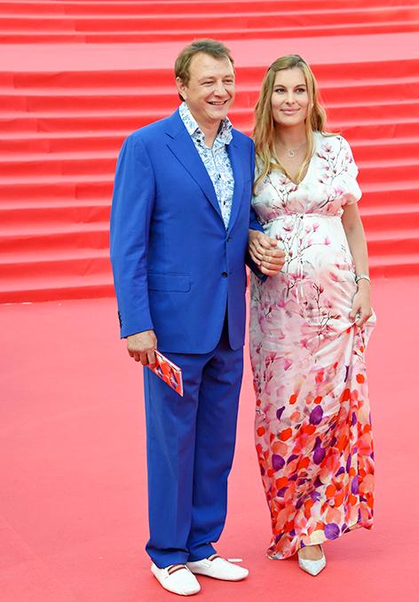 На фото: актёр Марат Башаров и Елизавета Шевыркова на церемонии открытия 38-го Московского международного кинофестиваля в концертном зале "Россия", 2016 год.