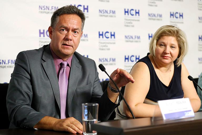 На фото: дипломат, заведующий кафедрой международных отношений и дипломатии Московского гуманитарного университета Николай Платошкин и племянница бывшего полковника ГРУ Сергея Скрипаля Виктория Скрипаль во время пресс-конференции. Бывший полковник ГРУ С. Скрипаль, осужденный за шпионаж в пользу британских спецслужб, и его дочь Юлия подверглись воздействию нервно-паралитического вещества 4 марта 2018 в городе Солсбери (Великобритания). 2018 год.