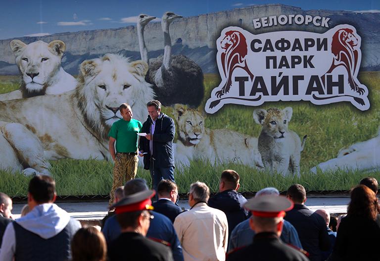 На фото: владелец крымского зоопарка "Сказка" и сафари-парка "Тайган" Олег Зубков и ученый и общественно-политический деятель Николай Платошкин (слева направо) во время митинга у парка "Тайган". Олег Зубков намерен раздать либо усыпить более 30 медведей, чтобы снизить расходы на содержание коллекции животных после того, как его предприятие оштрафовали органы ветеринарного надзора. Сафари-парк "Тайган" - крупнейший в Европе питомник львов и других животных, в основном крупных млекопитающих. На территории парка проживают более 70 львов и свыше 50 тигров, а также сотни других животных, в том числе медведи, верблюды, леопарды, жирафы. Парк расположен в Белогорском районе Крыма, на берегу Тайганского водохранилища. Занимает 32 га, примерно 20 га отведено под сафари-парк львов, на остальной территории размещены стационарный и детский зоопарки. 2020 год.