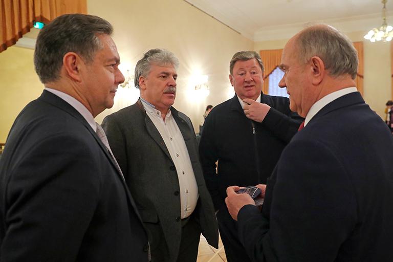 На фото: дипломат, заведующий кафедрой международных отношений и дипломатии Московского гуманитарного университета Николай Платошкин, директор ЗАО "Совхоз имени Ленина" Павел Грудинин, заместитель председателя ЦК КПРФ, депутат Госдумы РФ Владимир Кашин и лидер КПРФ Геннадий Зюганов (слева направо) во время заседания Юбилейного комитета КПРФ по подготовке к празднованию 150-летия со дня рождения Ленина и 75-летия Победы в Великой Отечественной войне в круглом зале Дома Союзов. В состав комитета вошли политические деятели СССР и России, ветераны, историки, публицисты, люди творческих профессий и активисты общественных организаций. 2020 год.