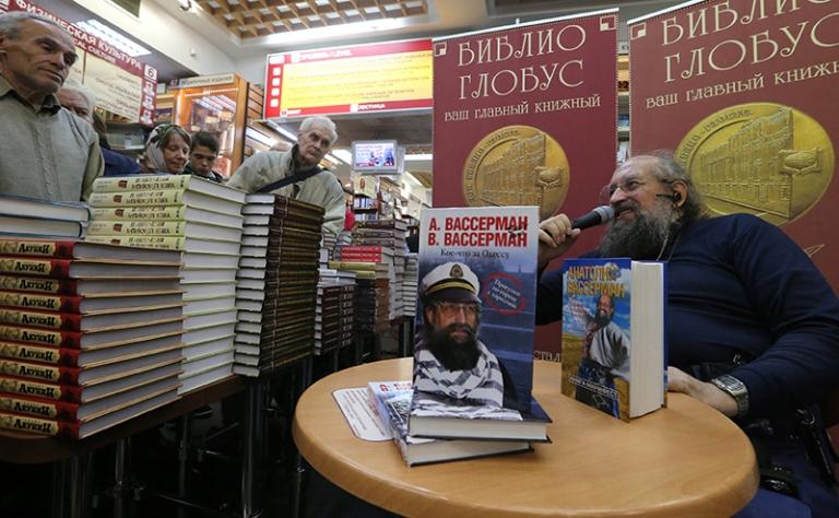 На фото: журналист Анатолий Вассерман на презентации своей книги "Кое-что за Одессу" , 2013