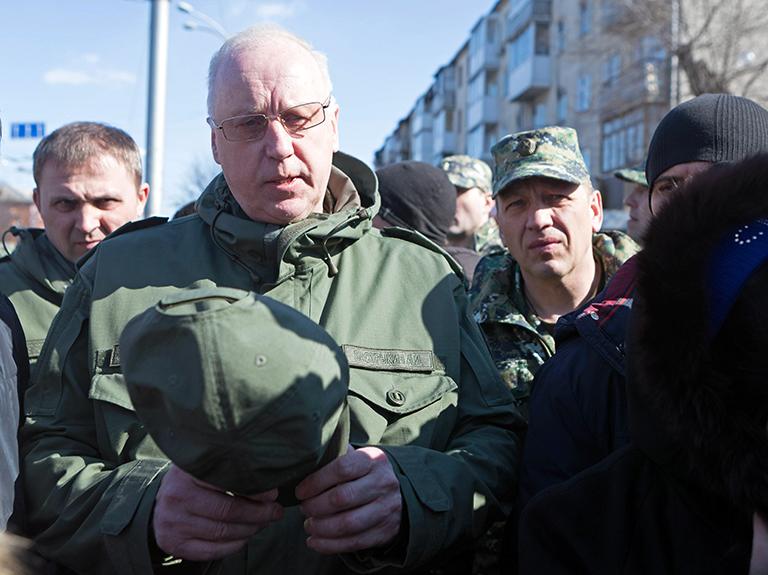 На фото: председатель Следственного комитета РФ Александр Бастрыкин (второй слева), прибывший в Кемерово в связи с расследованием уголовных дел, связанных с гибелью людей на пожаре в торгово-развлекательном центре "Зимняя вишня", во время общения с местными жителями, 2018 год
