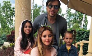 На фото: Александр Ревва с женой и дочерьми