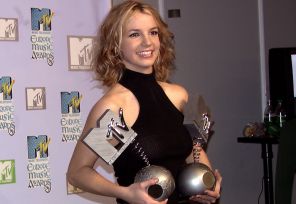 На фото: Бритни Спирс с наградами на музыкальной премии 
