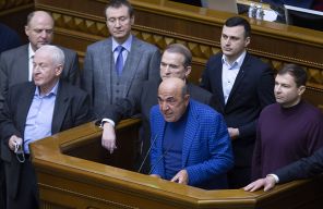 На фото: сопредседатель партии ОПЗЖ Вадим Рабинович (в центре) выступает на заседании Верховной рады Украины, 2021