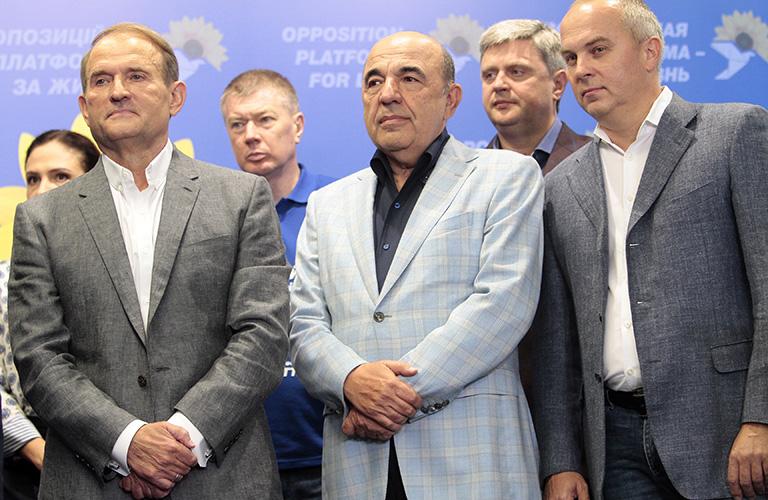 На фото: председатель политического совета и сопредседатель украинской партии "Оппозиционная платформа – За жизнь" Виктор Медведчук и Вадим Рабинович (слева направо) во время пресс-конференции в штабе партии в день выборов депутатов в Верховную раду, 2019