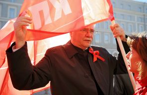 НА фото: депутат от партии КПРФ Владимир Бортко во время первомайского шествия