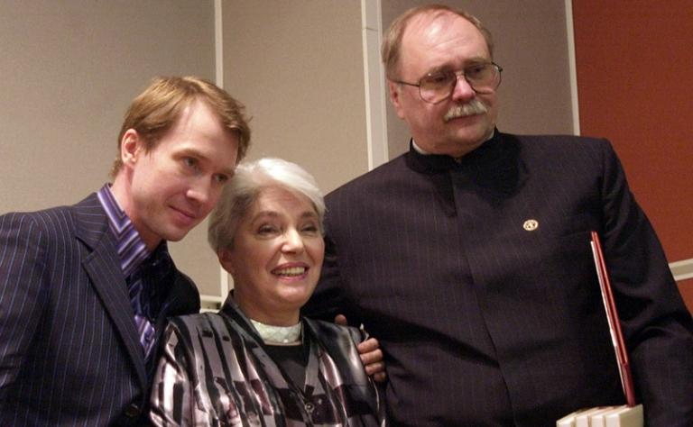 На фото: лауреаты литературной премии Александра Солженицына: народный артист России Евгений Миронов (слева), режиссер Владимир Бортко (справа) и супруга Александра Солженицына Наталия Дмитриевна (в центре), 2004