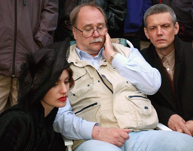 На фото: исполнительница роли Маргариты Анна Ковальчук, режиссер Владимир Бортко и исполнитель роли Мастера Александр Галибин (слева направо) во время съемок в Павловске, 2004