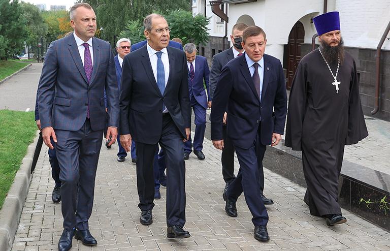 На фото: тележурналист Евгений Попов, министр иностранных дел РФ Сергей Лавров, вице-спикер Совета Федерации Андрей Турчак, настоятель храма святого благоверного князя Александра Невского - Патриаршего подворья при МГИМО протоиерей Игорь Фомин (слева направо), 2021