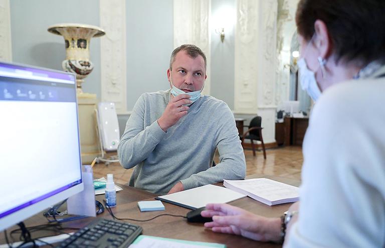 На фото: избранный депутат Госдумы VIII созыва Евгений Попов во время встречи депутатов Государственной Думы VIII созыва в Доме Союзов, 2021