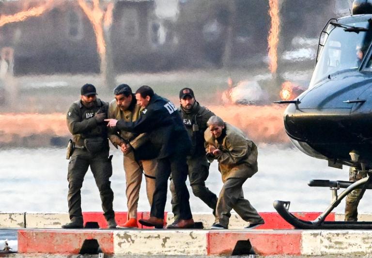 На фото: президент Венесуэлы Николас Мадуро и его жена Силия Флорес на вертолетной площадке на Уолл-стрит в районе Манхэттен города Нью-Йорка, США. 