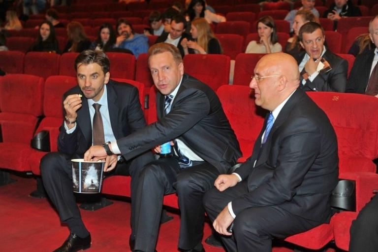 На фото: российский министр по вопросам Открытого правительства Михаил Абызов (слева) и первый вице-премьер России Игорь Шувалов (в центре) на премьере фильма «Сокровища озера Кабан» в кинотеатре «Октябрь», Москва, 2013 год.