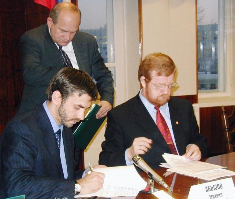 На фото: выездное заседание антикризисного штаба под началом заместителя председателя Правления РАО "ЕЭС России " Михаила Абызова в Архангельске, 2001 год.