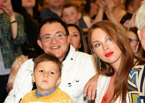 На фото: Дмитрий Дибров с женой Полиной и сыном, 2017