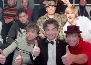 На фото: ведуший программы Дмитрий Дибров ( в центре) с артистами популярной группы "На -на", 2000