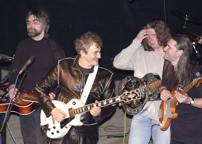 На фото: концерт известного телеведущего Дмитрия Диброва и группы "Антропология", 2002 год