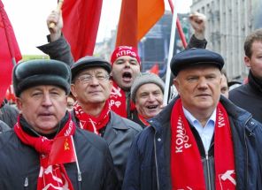 На фото: член фракции КПРФ в Госдуме Николай Харитонов и лидер КПРФ Геннадий Зюганов (слева направо на первом плане) во время шествия, посвященного 92-й годовщине Октябрьской социалистической революции в России, 2009 год.