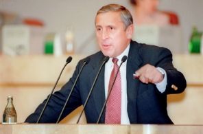 Заседание Государственной Думы. На снимке: на трибуне представитель Аграрной партии Н.Харитонов, 1998 год