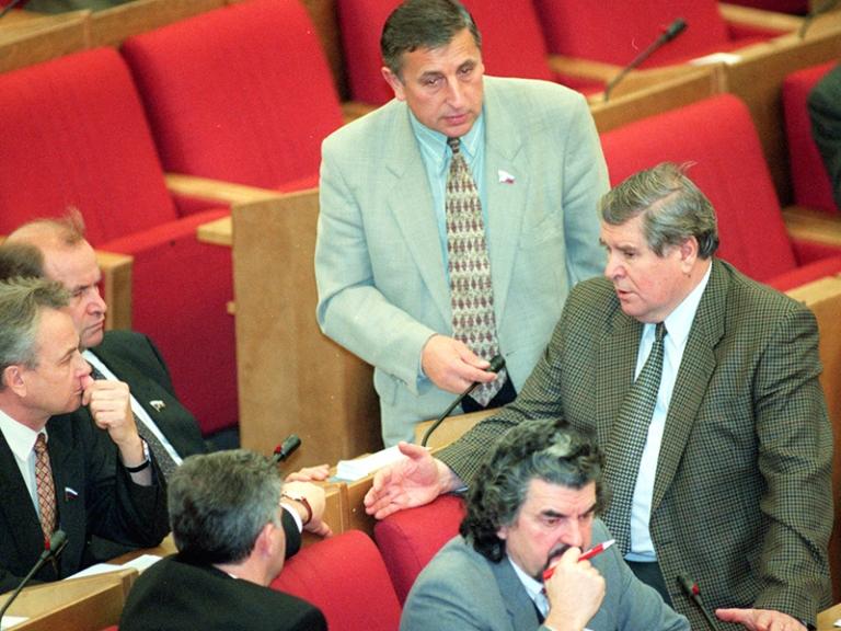 Государственная Дума решила обратиться к президенту РФ и премьеру с просьбой проинформировать о том, что сделано по обещаниям,которые были даны при первом обсуждении проекта федерального бюджета на1998 год. Председатель палаты Геннадий Селезнев заверил депутатов, что соответствующие письма президенту РФ и премьер-министру будут в срочном порядке направлены с тем, чтобы Государственная Дума в сжатые сроки могла получить ответ. Вопрос о бюджете на будущий год решено рассмотреть на внеочередном пленарном заседании в ближайший четверг, 13 ноября. На снимке: депутаты от фракции аграриев. В центре — руководитель аграрной депутатской группы Николай Харитонов, 1997 год