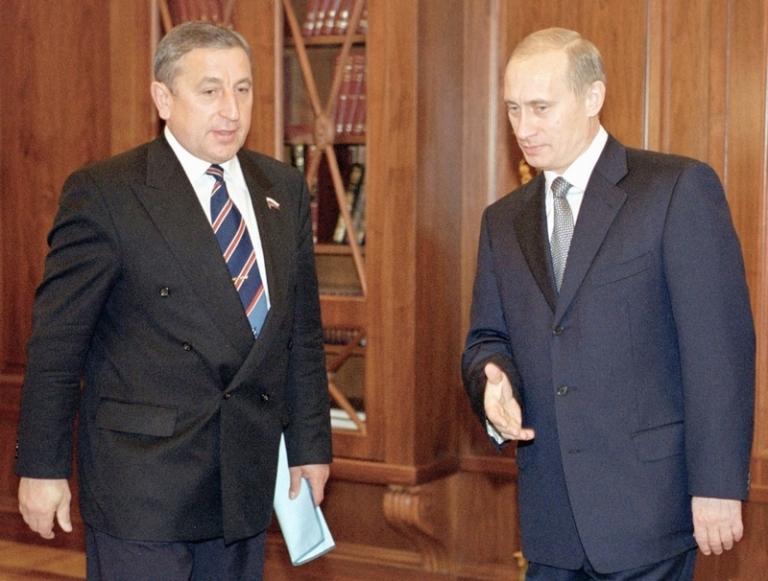 На фото: президент России Владимир Путин (справа) и лидер Агропромышленной депутатской группы Николай Харитонов (слева) обсудили в Кремле вопрос о государственной символике. Соответствующий пакет законопроектов президент направил накануне в Госдуму, 2000 год.