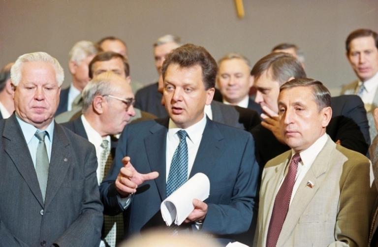 На фото: первый заместитель лидера фракции КПРФ Валентин Купцов, первый вице-премьер Виктор Христенко, лидер аграрной группы Госдумы Николай Харитонов (слева направо на переднем плане) во время утренней встречи по вопросам принятия проекта бюджета на 2000 год.