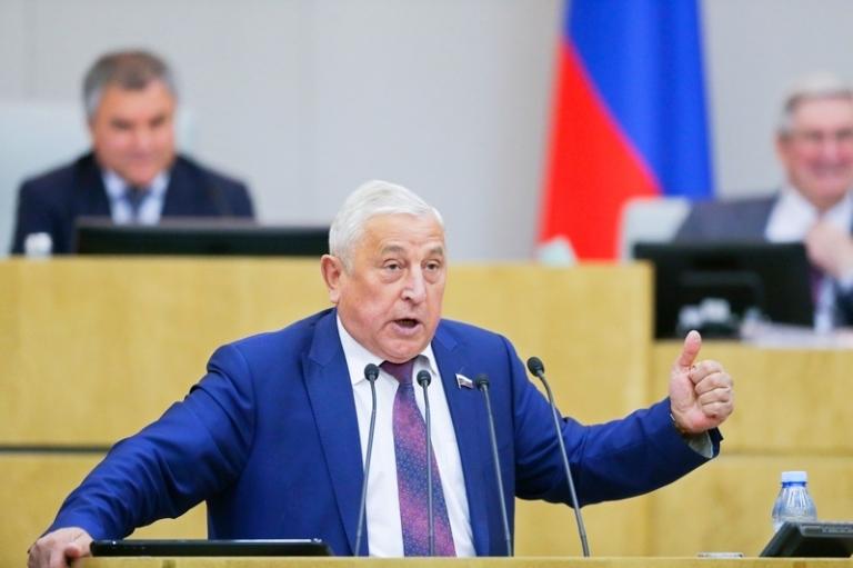 На фото: председатель комитета Госдумы РФ по региональной политике и проблемам Севера и Дальнего Востока Николай Харитонов выступает на пленарном заседании Государственной Думы РФ, 2017 год.