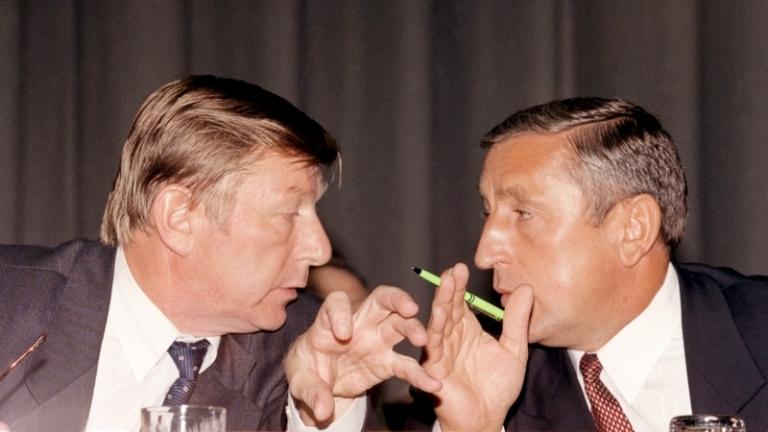  8-й внеочередной съезд Аграрной партии России (АПР), на котором решался вопрос вступать ли в блок "Отечество — Вся Россия" или в блок "За победу", организуемый компартией РФ, прошел сегодня в столице. На фото: председатель Алтайской краевой организации, председатель Законодательного собрания Алтайского края Александр Назарчук (слева) и руководитель депутатской Аграрной группы в Госдуме Николай Харитонов, 1999 год.