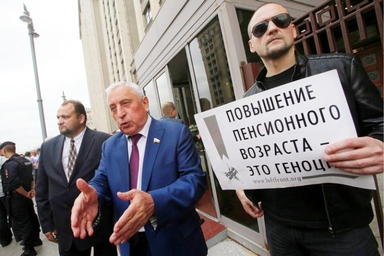 На фото: председатель комитета Госдумы РФ по региональной политике и проблемам Севера и Дальнего Востока Николай Харитонов и координатор "Левого фронта" Сергей Удальцов (слева направо на первом плане) у здания Госдумы РФ, где сегодня состоится первое чтение законопроекта о пенсионной реформе, 2018 год.